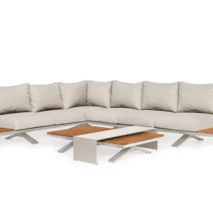SUNS Stockholm Ecksofa Camel Sandgestell mit Pebble Desert Bouclé-Kissen und Teakholzplatten