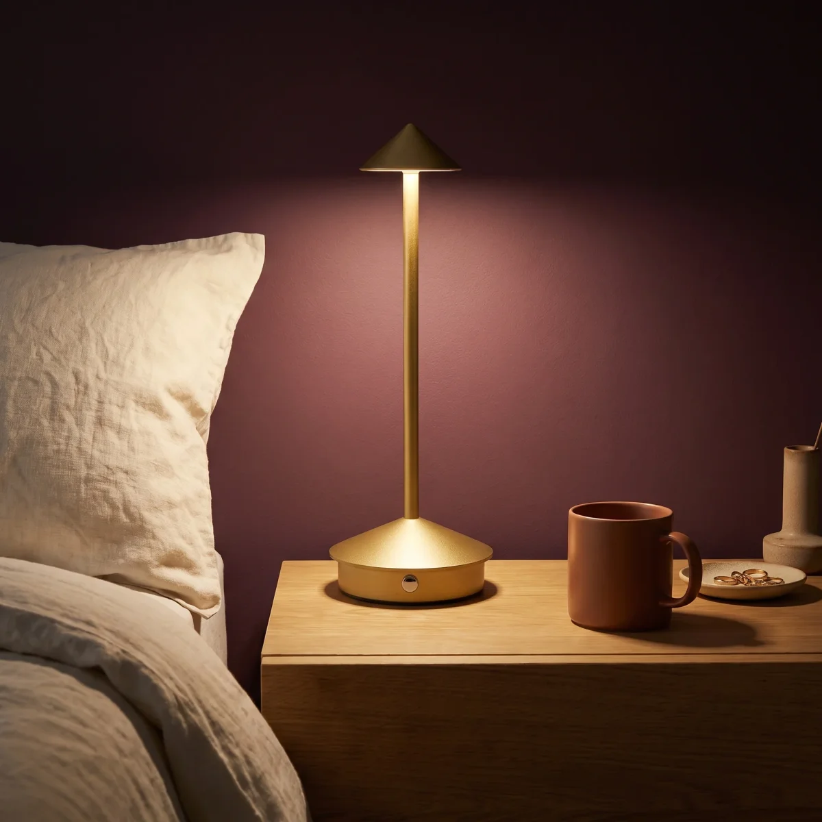 Kabellose Akku-Nachttischlampe für Schlafzimmer, Terrasse und Café – Touch-Dimmer, 3 Lichtfarben, Kegelschirm in Gold, Weiß oder Braun – Bild 3