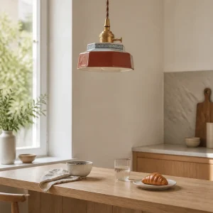 Helle Küchenlampe aus glasierter Keramik über Küchentheke im Skandi-Stil – Messing-Fassung E27, Rot oder Blau