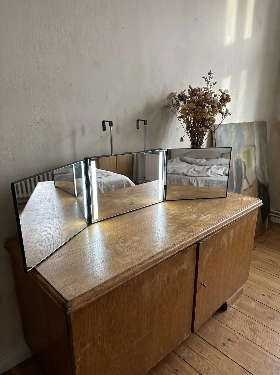 Klappbarer Schminkspiegel mit Beleuchtung, dreiteilig, 360 Grad, mit höhenverstellbarem Haken – tragbar – Bild 2